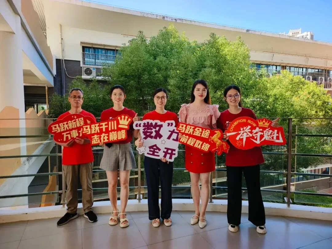 中考加油!青春执笔绘华章,双思学子展锋芒!-第20张图片-四季读书网