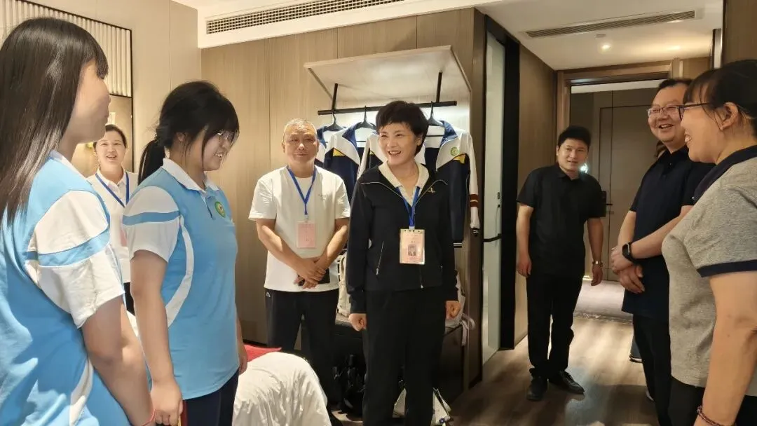 心系中考 温情守护 —— 市教体局局长穆学花走访慰问备考师生-第3张图片-四季读书网
