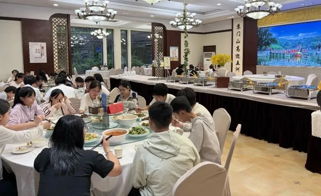 心系中考 温情守护 —— 市教体局局长穆学花走访慰问备考师生-第5张图片-四季读书网