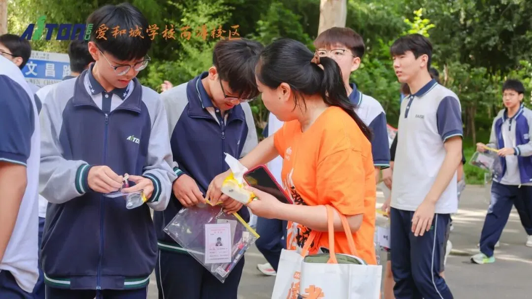 中考首日:击掌为誓,出征如虹-第25张图片-四季读书网