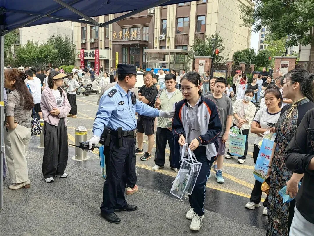 中考首日,高新公安全力以“护”,助梦起航!-第7张图片-四季读书网 中考首日,高新公安全力以“护”,助梦起航!-第7张图片-四季读书网