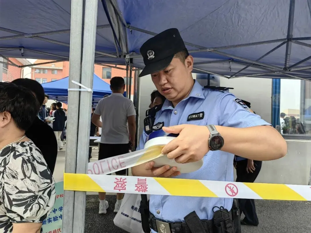中考首日,高新公安全力以“护”,助梦起航!-第8张图片-四季读书网 中考首日,高新公安全力以“护”,助梦起航!-第8张图片-四季读书网