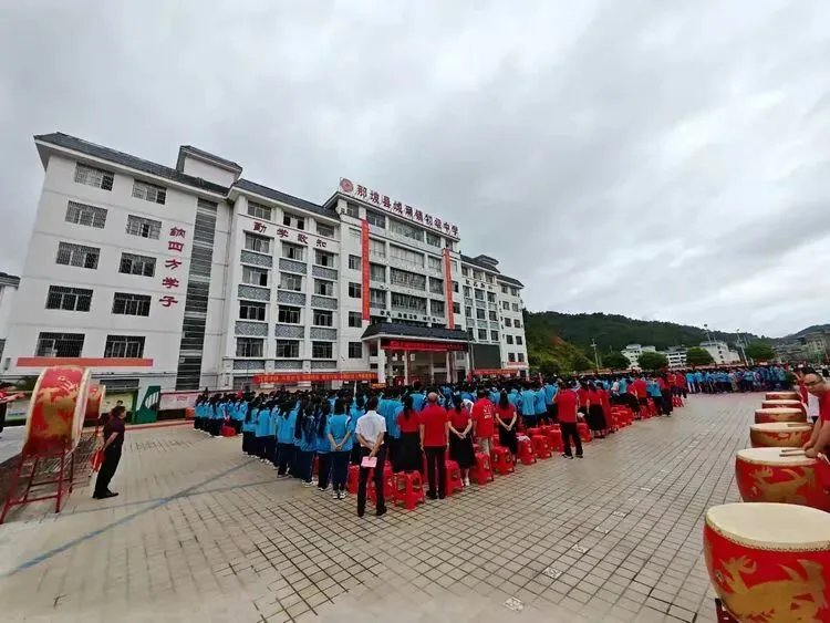 仁育青春底色,笔绘中考宏图——那坡县城厢镇初级中学中考壮行活动-第2张图片-四季读书网