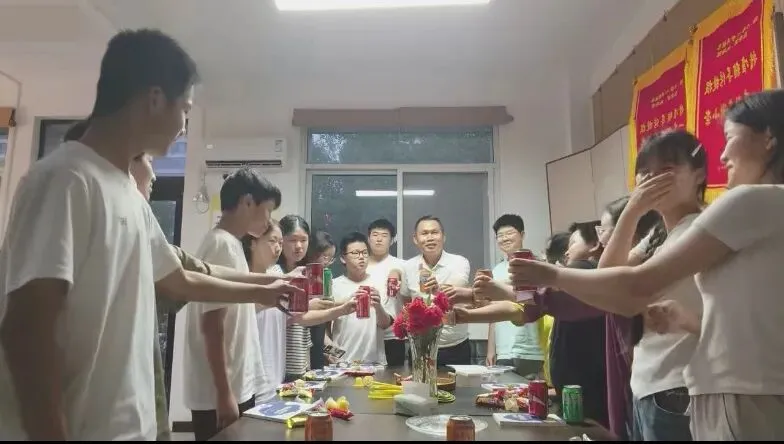 明日中考|执笔赴盛夏,愿少年不负韶华,落笔皆是荣光-第2张图片-四季读书网 明日中考|执笔赴盛夏,愿少年不负韶华,落笔皆是荣光-第2张图片-四季读书网