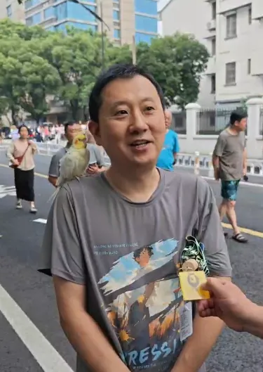 中考结束,社会学科首次闭卷,很多考生状态松弛!今天是父亲节,考场外这些身影让人红了眼眶-第5张图片-四季读书网 中考结束,社会学科首次闭卷,很多考生状态松弛!今天是父亲节,考场外这些身影让人红了眼眶-第5张图片-四季读书网