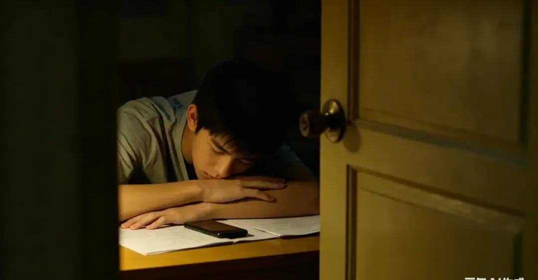 中考刚结束就疯狂做升学规划:困住亲子的不是成绩,而是父母对“确定人生”的执念-第1张图片-四季读书网 中考刚结束就疯狂做升学规划:困住亲子的不是成绩,而是父母对“确定人生”的执念-第1张图片-四季读书网