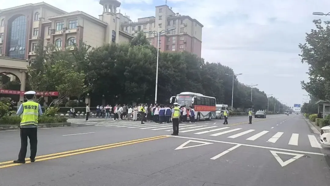 笔尖逐梦,护航中考!辉县交警全力守护青春赶考路-第22张图片-四季读书网