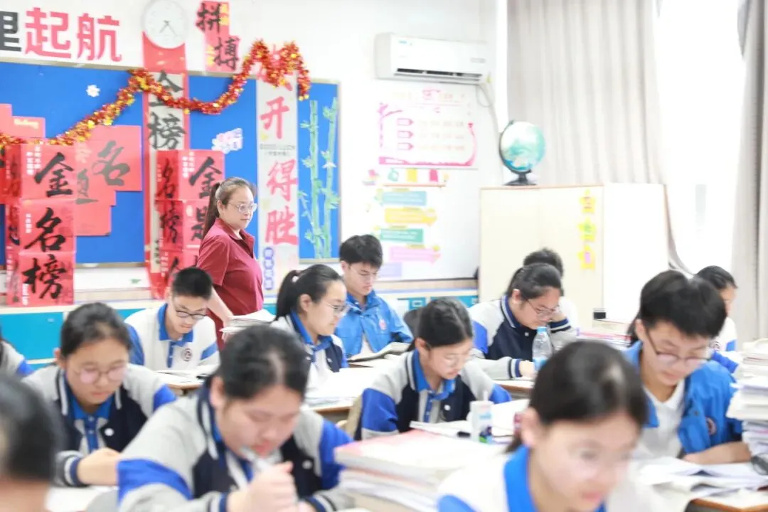 中考加油| 红运当头,橙心如愿!林埭中学中考现场:这抹“送考红”和满园“祝福橙”,是今夏最燃的告白-第7张图片-四季读书网