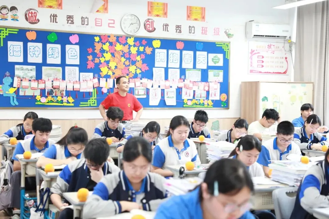 中考加油| 红运当头,橙心如愿!林埭中学中考现场:这抹“送考红”和满园“祝福橙”,是今夏最燃的告白-第8张图片-四季读书网