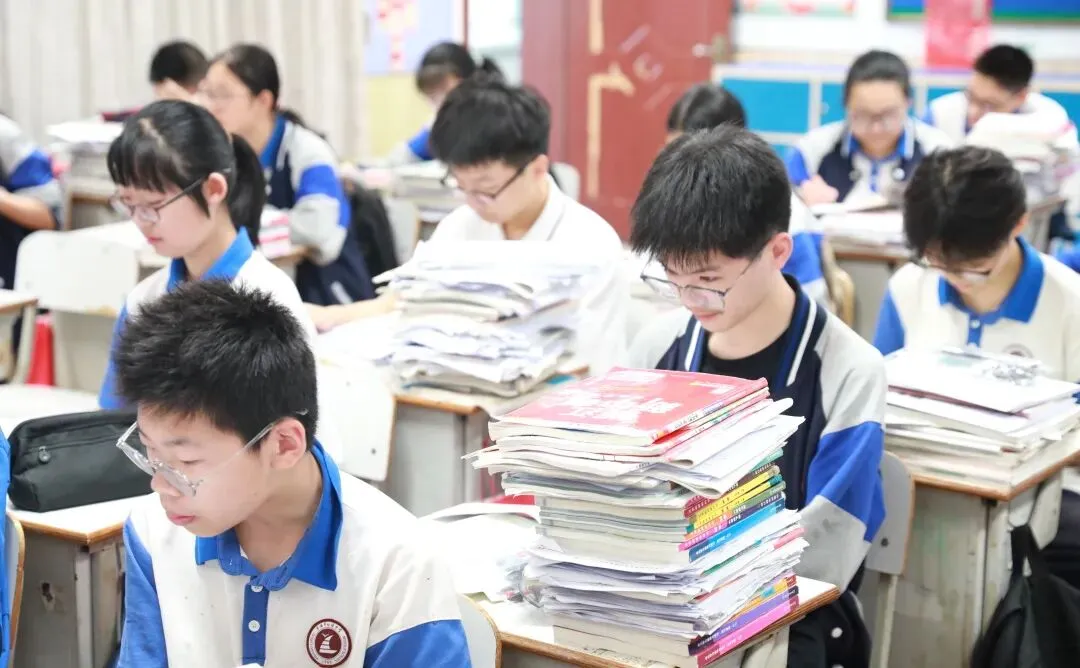 中考加油| 红运当头,橙心如愿!林埭中学中考现场:这抹“送考红”和满园“祝福橙”,是今夏最燃的告白-第14张图片-四季读书网