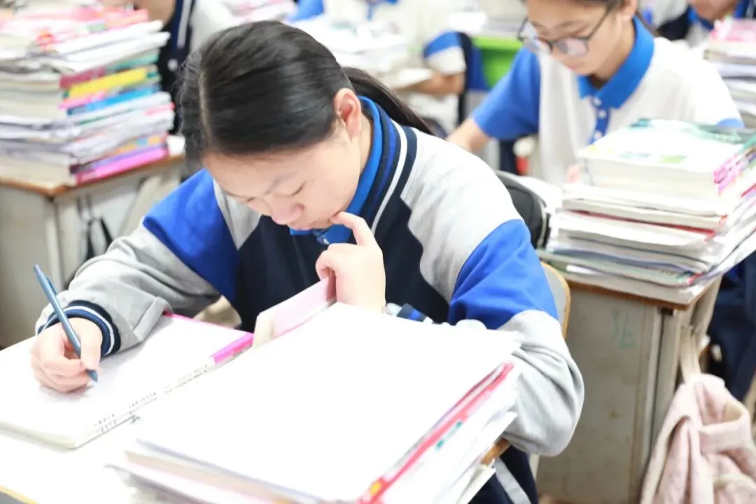 中考加油| 红运当头,橙心如愿!林埭中学中考现场:这抹“送考红”和满园“祝福橙”,是今夏最燃的告白-第15张图片-四季读书网