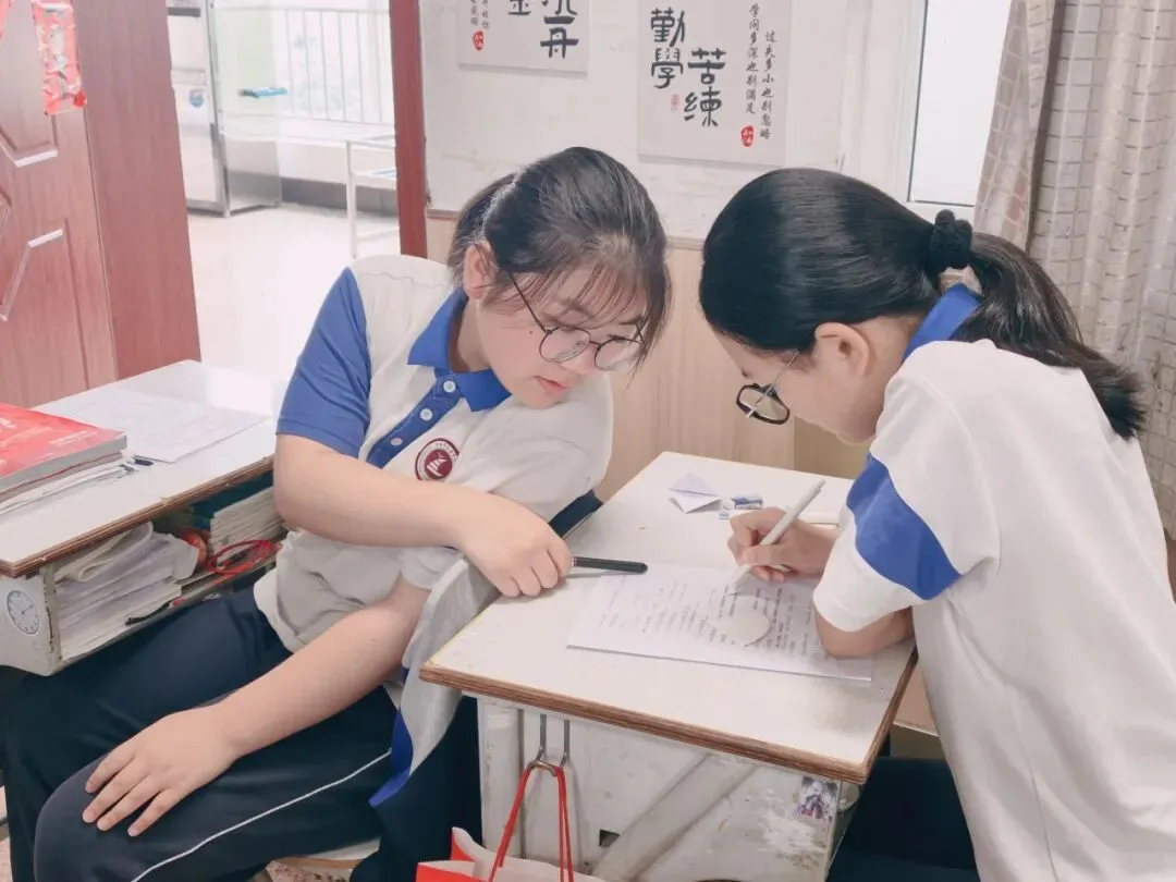 中考加油| 红运当头,橙心如愿!林埭中学中考现场:这抹“送考红”和满园“祝福橙”,是今夏最燃的告白-第17张图片-四季读书网