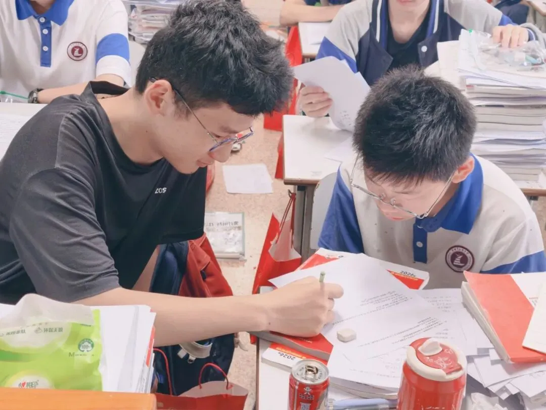中考加油| 红运当头,橙心如愿!林埭中学中考现场:这抹“送考红”和满园“祝福橙”,是今夏最燃的告白-第19张图片-四季读书网