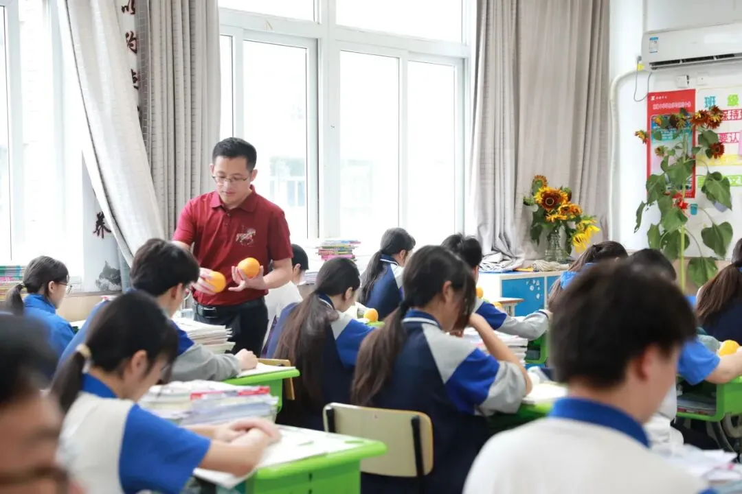 中考加油| 红运当头,橙心如愿!林埭中学中考现场:这抹“送考红”和满园“祝福橙”,是今夏最燃的告白-第23张图片-四季读书网