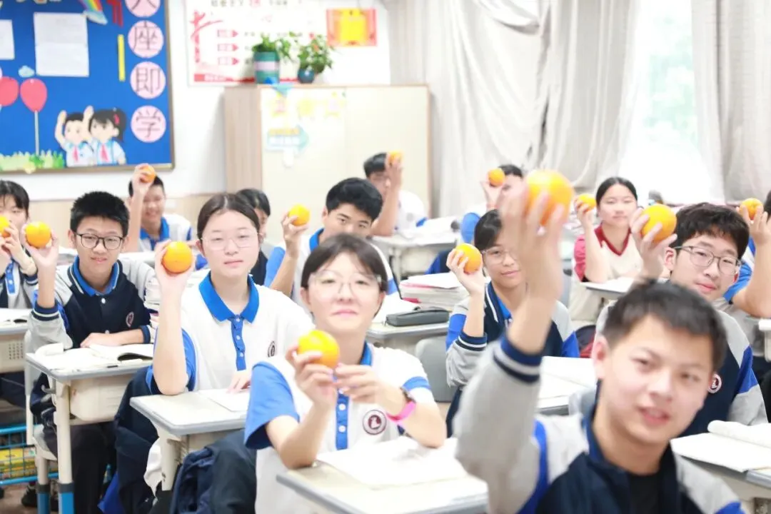 中考加油| 红运当头,橙心如愿!林埭中学中考现场:这抹“送考红”和满园“祝福橙”,是今夏最燃的告白-第24张图片-四季读书网