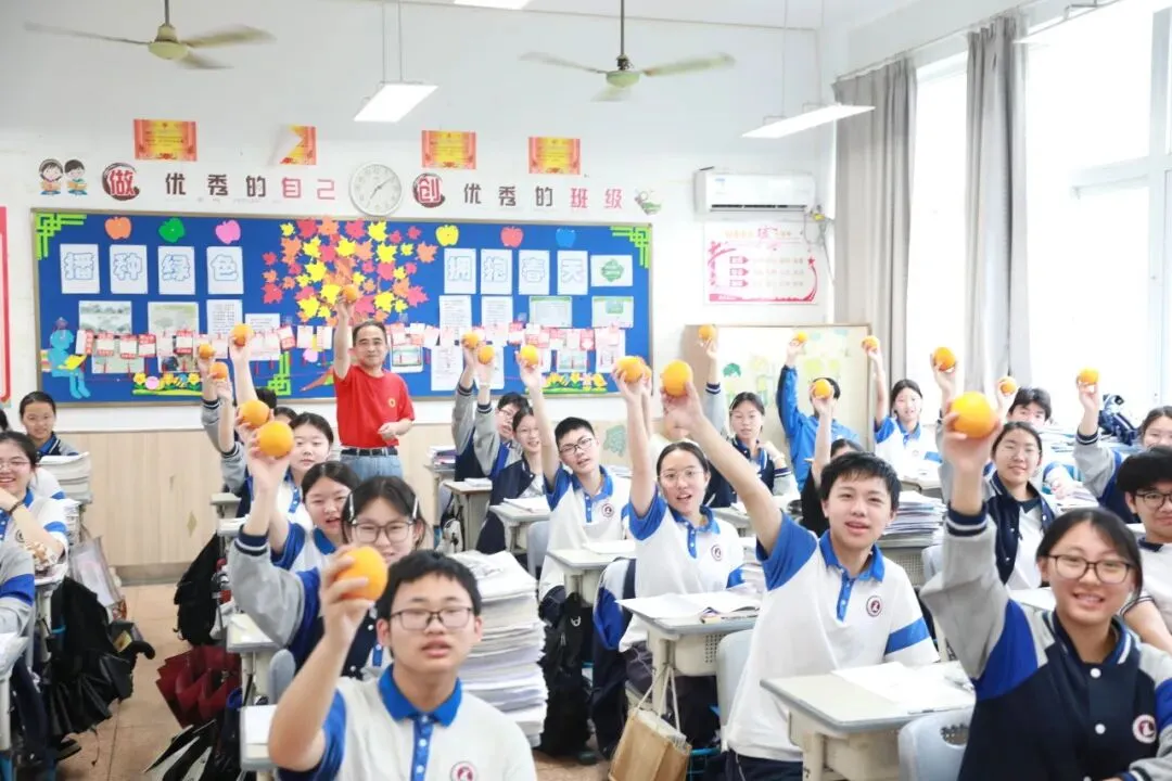 中考加油| 红运当头,橙心如愿!林埭中学中考现场:这抹“送考红”和满园“祝福橙”,是今夏最燃的告白-第27张图片-四季读书网