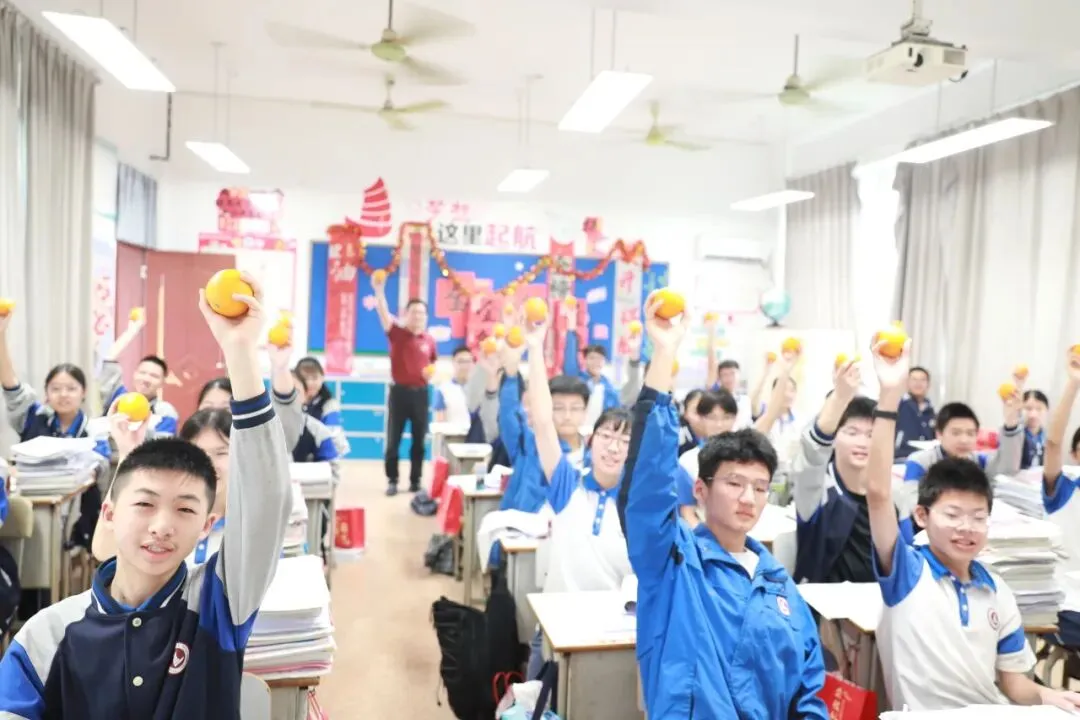 中考加油| 红运当头,橙心如愿!林埭中学中考现场:这抹“送考红”和满园“祝福橙”,是今夏最燃的告白-第28张图片-四季读书网