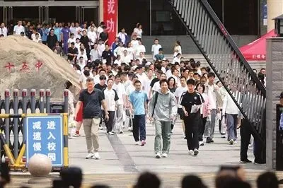 同心护中考 温情伴学子-第1张图片-四季读书网 同心护中考 温情伴学子-第1张图片-四季读书网