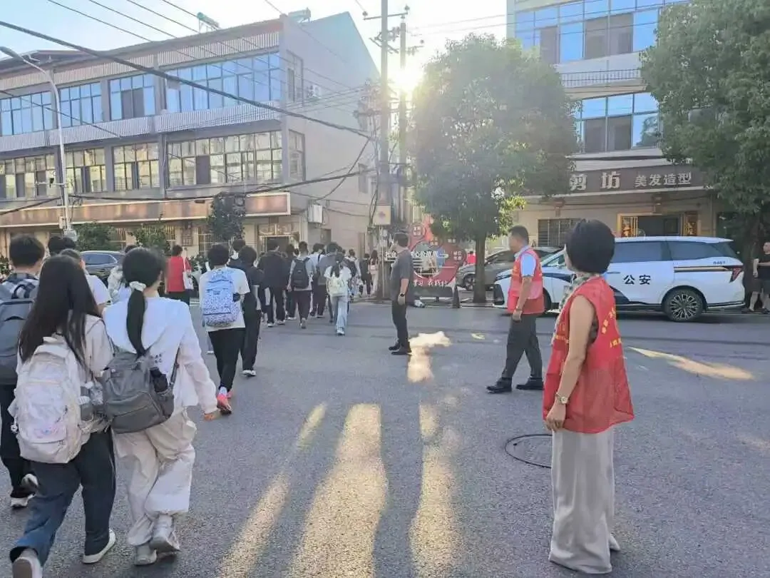 暖心护航中考路 沐鹅湖社区全员守护学子逐梦-第5张图片-四季读书网 暖心护航中考路 沐鹅湖社区全员守护学子逐梦-第5张图片-四季读书网