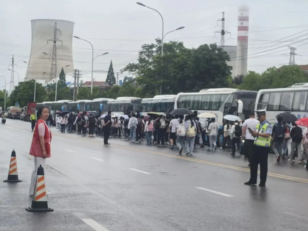 暖心护航中考路 沐鹅湖社区全员守护学子逐梦-第7张图片-四季读书网 暖心护航中考路 沐鹅湖社区全员守护学子逐梦-第7张图片-四季读书网