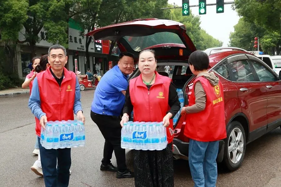 筑牢中考保障防线 凝聚志愿护航力量——官庄工区爱心志愿服务队慰问一线护考执勤人员-第2张图片-四季读书网
