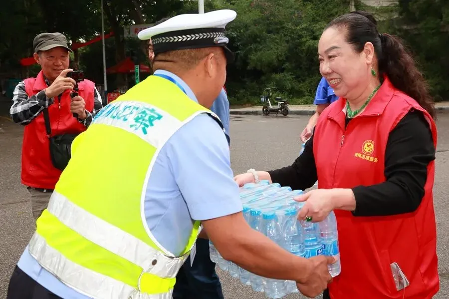 筑牢中考保障防线 凝聚志愿护航力量——官庄工区爱心志愿服务队慰问一线护考执勤人员-第3张图片-四季读书网