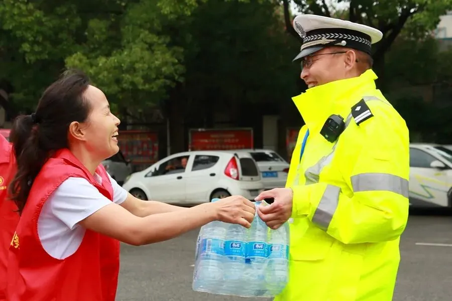 筑牢中考保障防线 凝聚志愿护航力量——官庄工区爱心志愿服务队慰问一线护考执勤人员-第4张图片-四季读书网