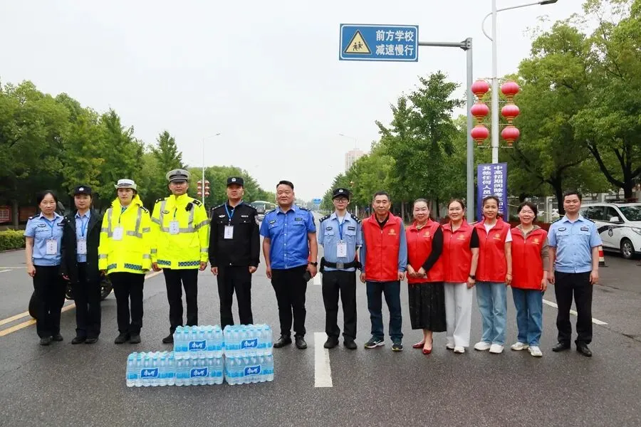 筑牢中考保障防线 凝聚志愿护航力量——官庄工区爱心志愿服务队慰问一线护考执勤人员-第5张图片-四季读书网