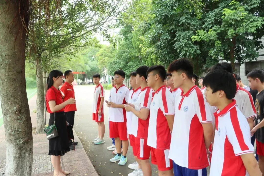 中考首日现场直击!加油,少年!��-第6张图片-四季读书网