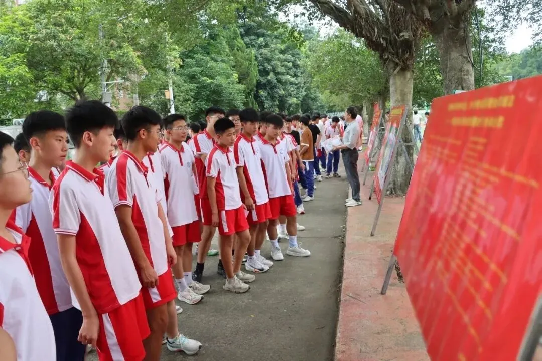 中考首日现场直击!加油,少年!��-第7张图片-四季读书网