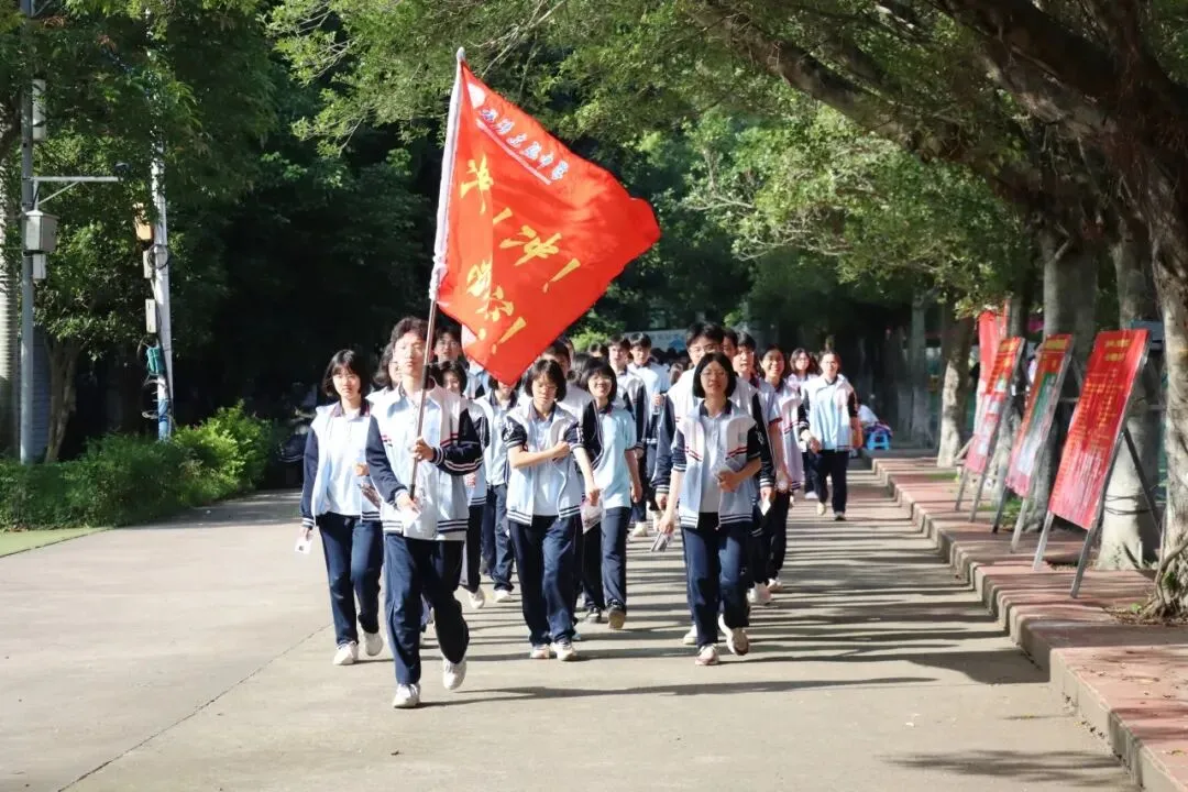 中考首日现场直击!加油,少年!��-第9张图片-四季读书网