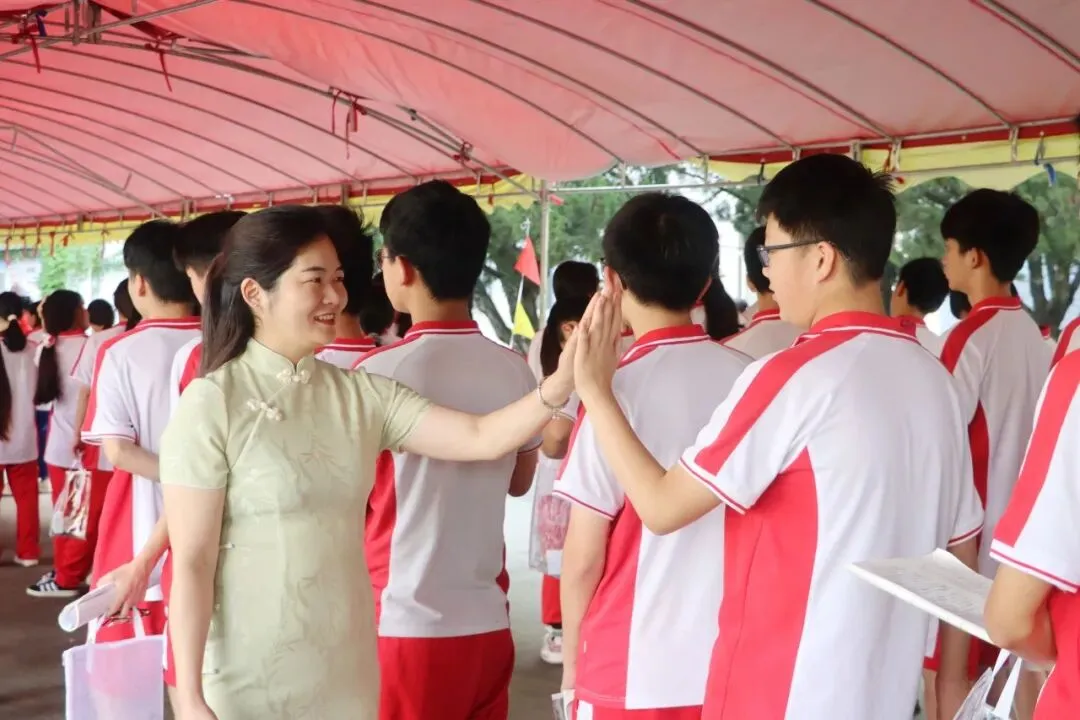 中考首日现场直击!加油,少年!��-第11张图片-四季读书网