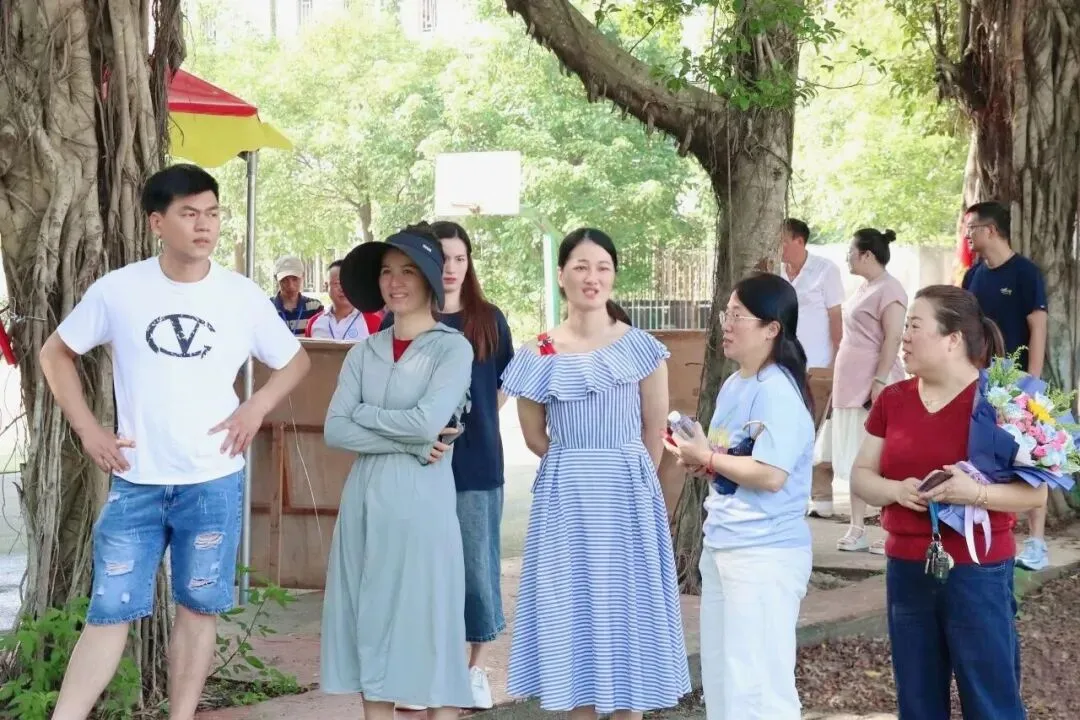 中考首日现场直击!加油,少年!��-第15张图片-四季读书网