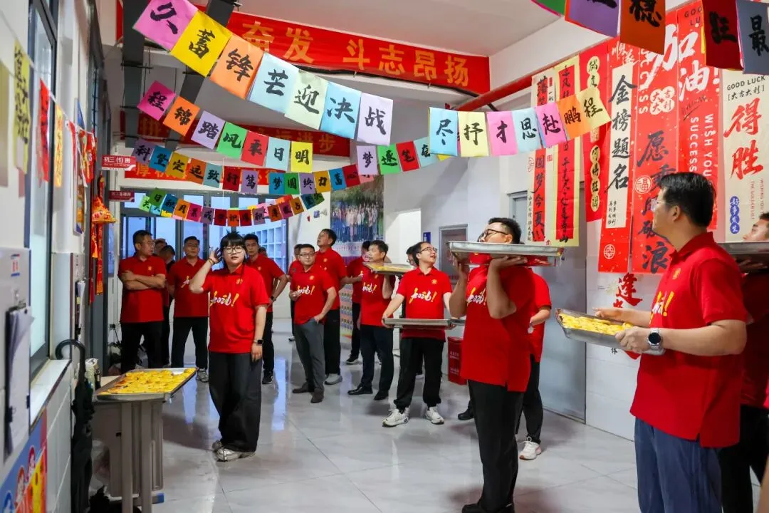 卓越 | 中考加油站—领导扫楼送祝福,蛋挞香甜助征程!-第2张图片-四季读书网