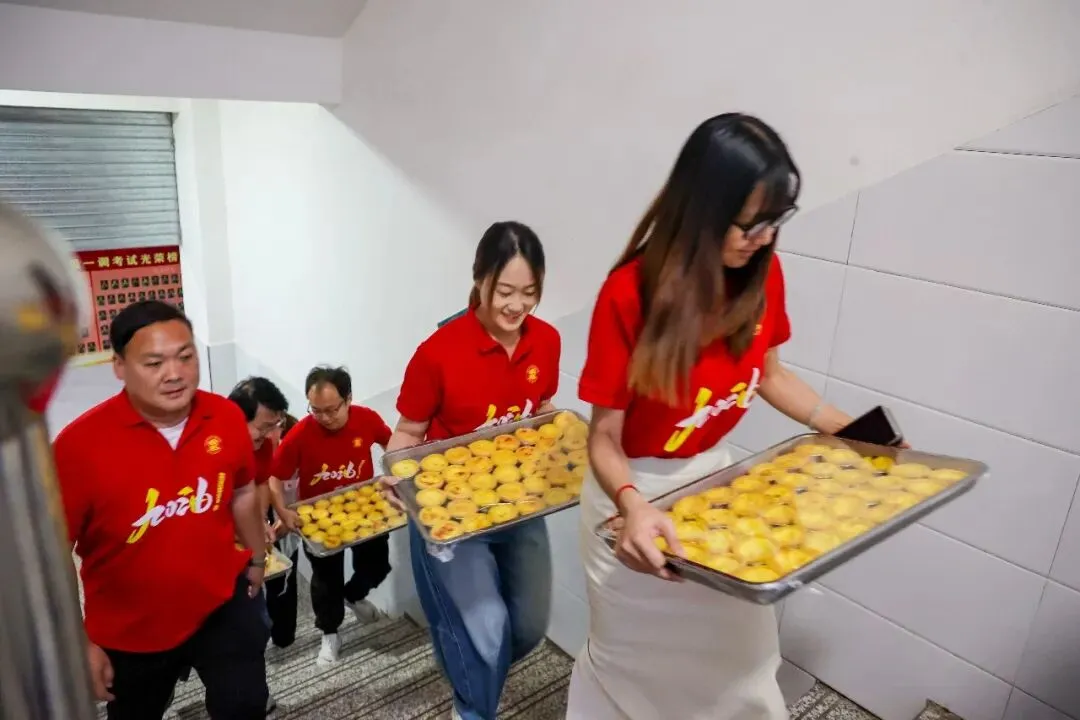 卓越 | 中考加油站—领导扫楼送祝福,蛋挞香甜助征程!-第10张图片-四季读书网 卓越 | 中考加油站—领导扫楼送祝福,蛋挞香甜助征程!-第10张图片-四季读书网