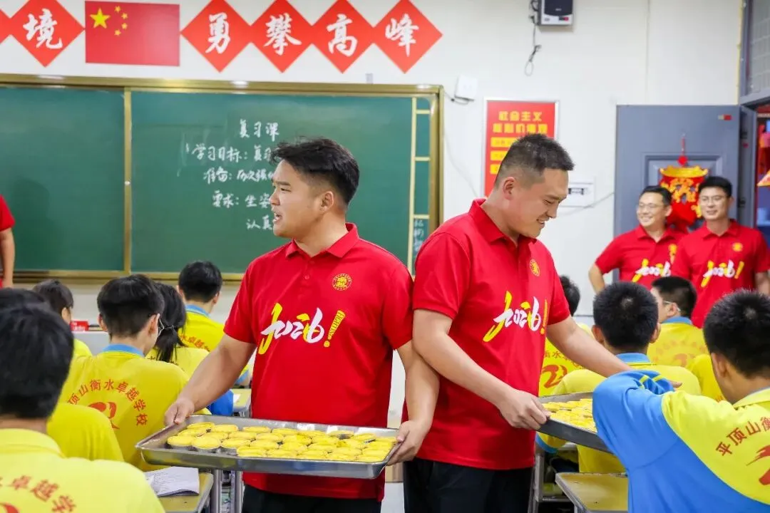 卓越 | 中考加油站—领导扫楼送祝福,蛋挞香甜助征程!-第13张图片-四季读书网 卓越 | 中考加油站—领导扫楼送祝福,蛋挞香甜助征程!-第13张图片-四季读书网