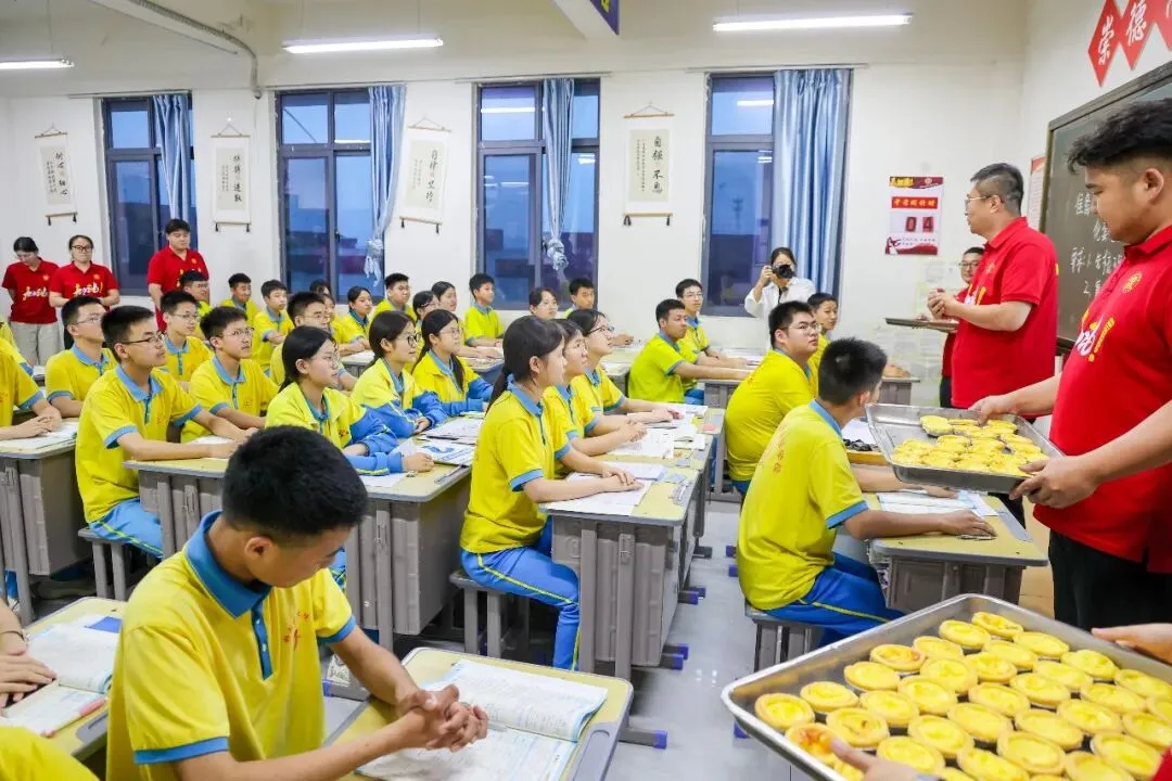 卓越 | 中考加油站—领导扫楼送祝福,蛋挞香甜助征程!-第14张图片-四季读书网 卓越 | 中考加油站—领导扫楼送祝福,蛋挞香甜助征程!-第14张图片-四季读书网