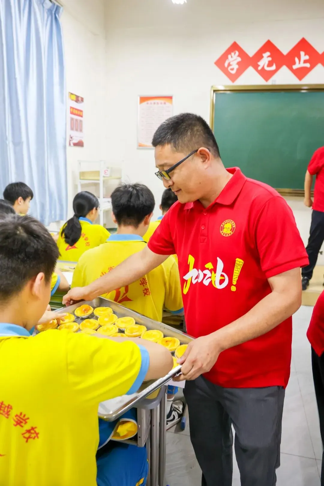 卓越 | 中考加油站—领导扫楼送祝福,蛋挞香甜助征程!-第15张图片-四季读书网 卓越 | 中考加油站—领导扫楼送祝福,蛋挞香甜助征程!-第15张图片-四季读书网