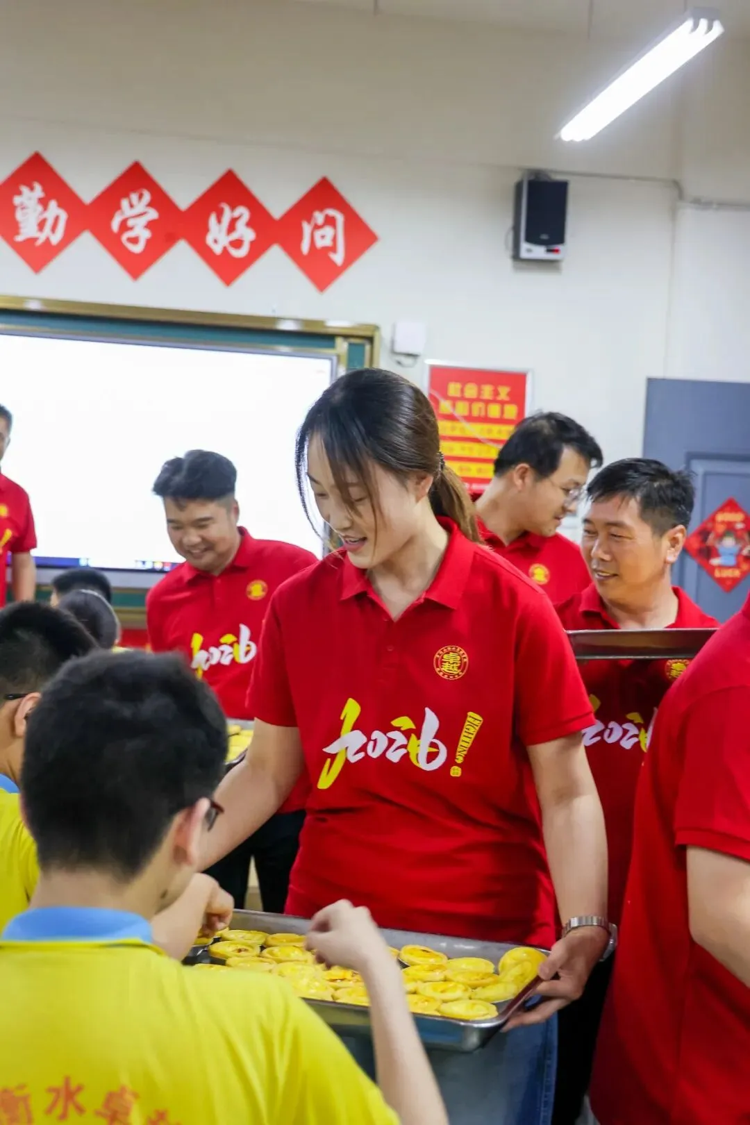 卓越 | 中考加油站—领导扫楼送祝福,蛋挞香甜助征程!-第16张图片-四季读书网 卓越 | 中考加油站—领导扫楼送祝福,蛋挞香甜助征程!-第16张图片-四季读书网