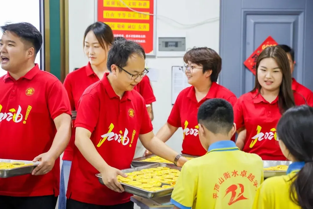 卓越 | 中考加油站—领导扫楼送祝福,蛋挞香甜助征程!-第19张图片-四季读书网 卓越 | 中考加油站—领导扫楼送祝福,蛋挞香甜助征程!-第19张图片-四季读书网
