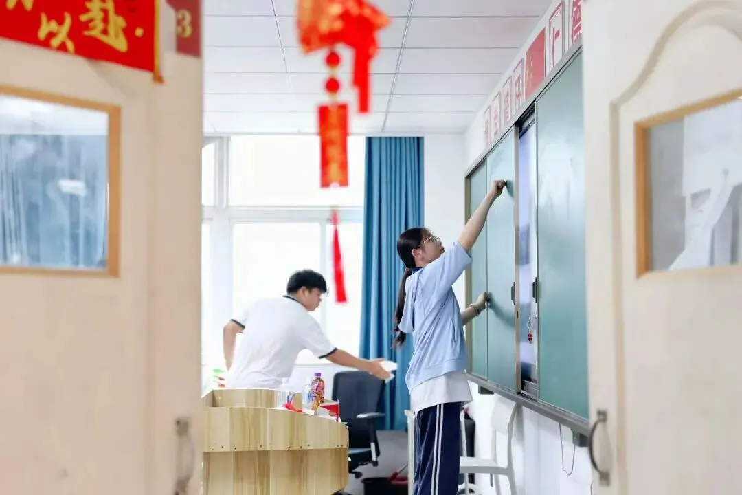 中考复读一年虽短,奔向理想——杭州三联中复2026届毕业晚会-第1张图片-四季读书网