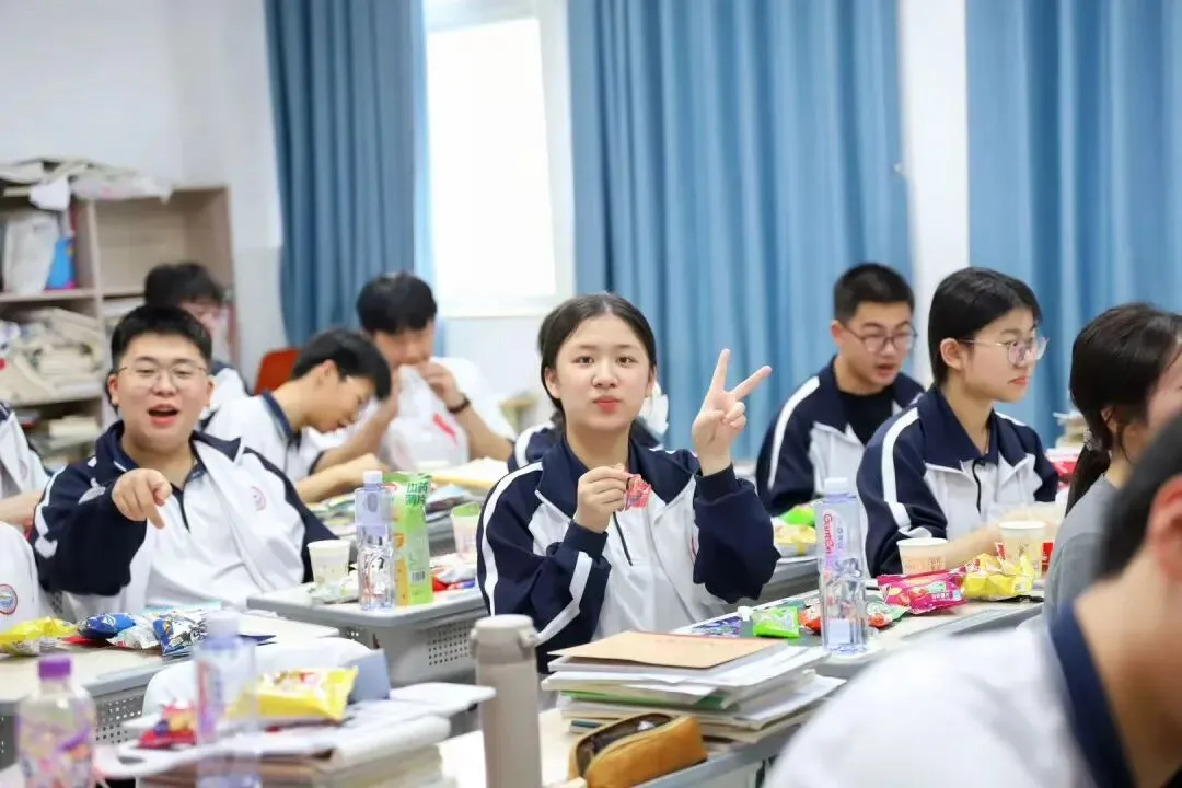 中考复读一年虽短,奔向理想——杭州三联中复2026届毕业晚会-第2张图片-四季读书网