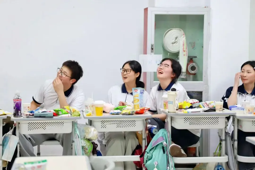 中考复读一年虽短,奔向理想——杭州三联中复2026届毕业晚会-第9张图片-四季读书网