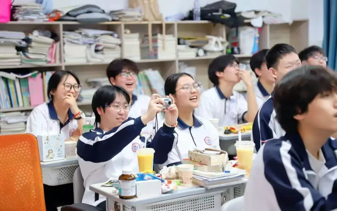 中考复读一年虽短,奔向理想——杭州三联中复2026届毕业晚会-第11张图片-四季读书网