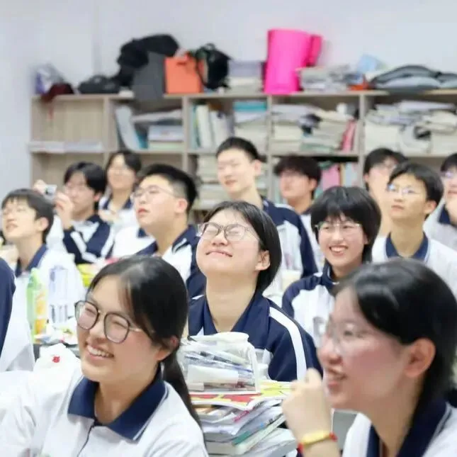 中考复读一年虽短,奔向理想——杭州三联中复2026届毕业晚会-第13张图片-四季读书网