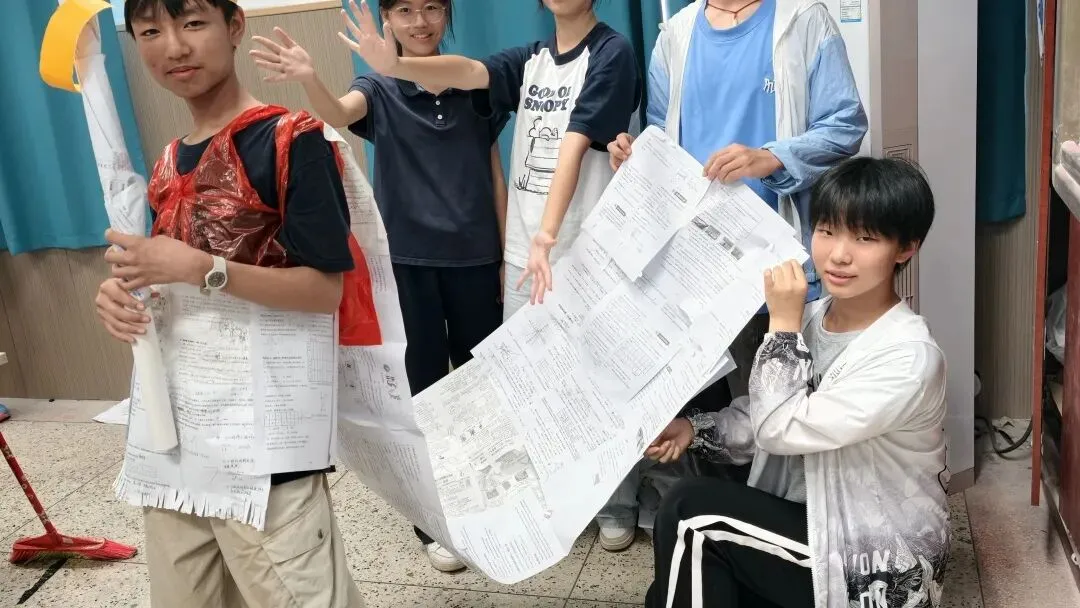 塑料袋变战袍,试卷成披风!环保时装秀,太炫了!-第17张图片-四季读书网