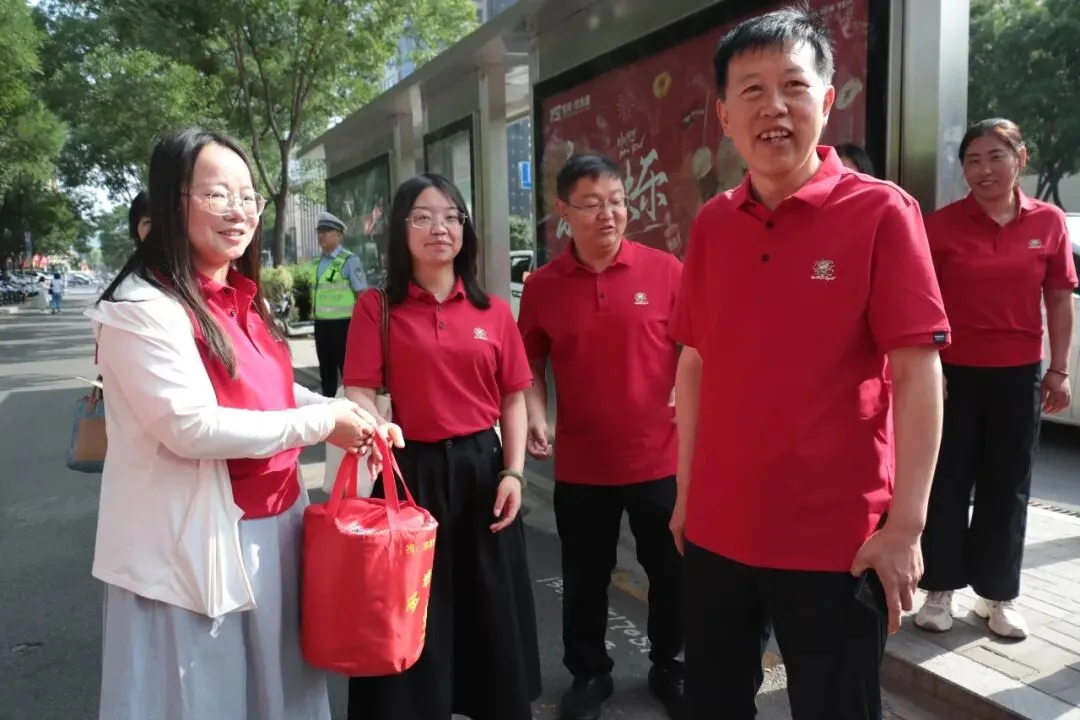 盛夏逐梦,暖心护航!离石区城镇中学为中考学子加油助威-第6张图片-四季读书网