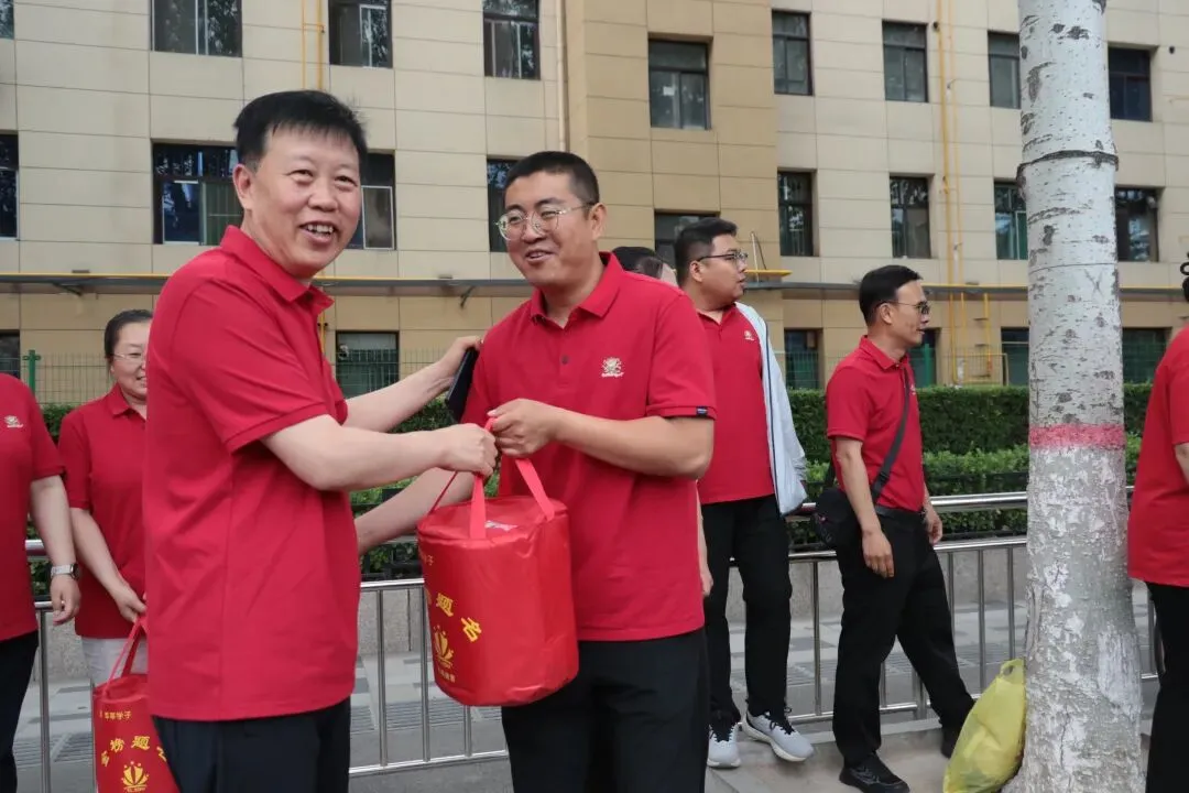 盛夏逐梦,暖心护航!离石区城镇中学为中考学子加油助威-第7张图片-四季读书网