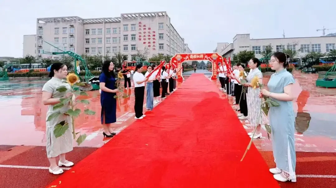 仪式感拉满!育华园中考出征盛典,提笔凌云志,前路尽荣光!-第32张图片-四季读书网 仪式感拉满!育华园中考出征盛典,提笔凌云志,前路尽荣光!-第32张图片-四季读书网