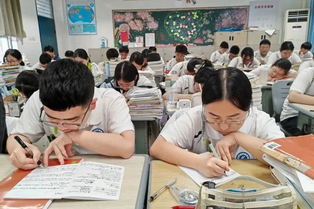 【凤高招生】2026中考季:语文教研组-第9张图片-四季读书网 【凤高招生】2026中考季:语文教研组-第9张图片-四季读书网